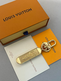 Louis Vuitton LV utilise du laiton brillant pour sculpter des charmes de sac en forme de skateboard   