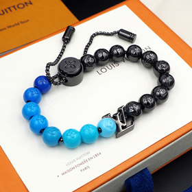 Pendentif d'incarnation lettre bleue Louis Vuitton LV et inscription sur perles en métal poli Bracel